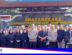 Kapolres Ciamis Berangkatkan 10 Jemaah Umrah, dari Guru Hingga Penggali Kubur