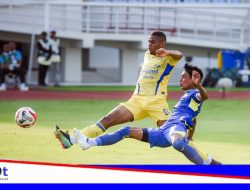 Main 10 Orang, Persib Tumbangkan Arema FC