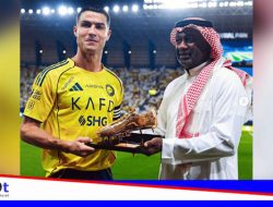Jadi Pencetak Gol Terbanyak, Ronaldo Terima Sepatu Emas