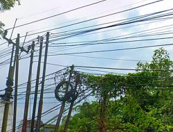 Kabel Semrawut, Tiang Doyong dan Kelalaian yang Dibiarkan