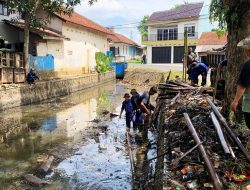 Jaga Estetika, UPTD PSDA Wilayah Ciwulan – Cilaki Rutin Gotong Royong Bersihkan Area Situ