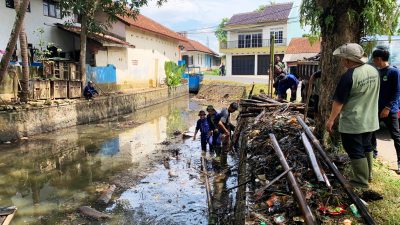 Jaga Estetika, UPTD PSDA Wilayah Ciwulan – Cilaki Rutin Gotong Royong Bersihkan Area Situ